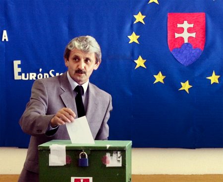 Mikuláš Dzurinda hlasuje v Bratislave.