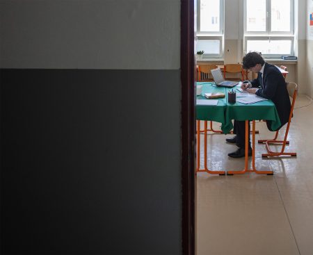 Mladí ľudia po škole čelia novým povinnostiam.