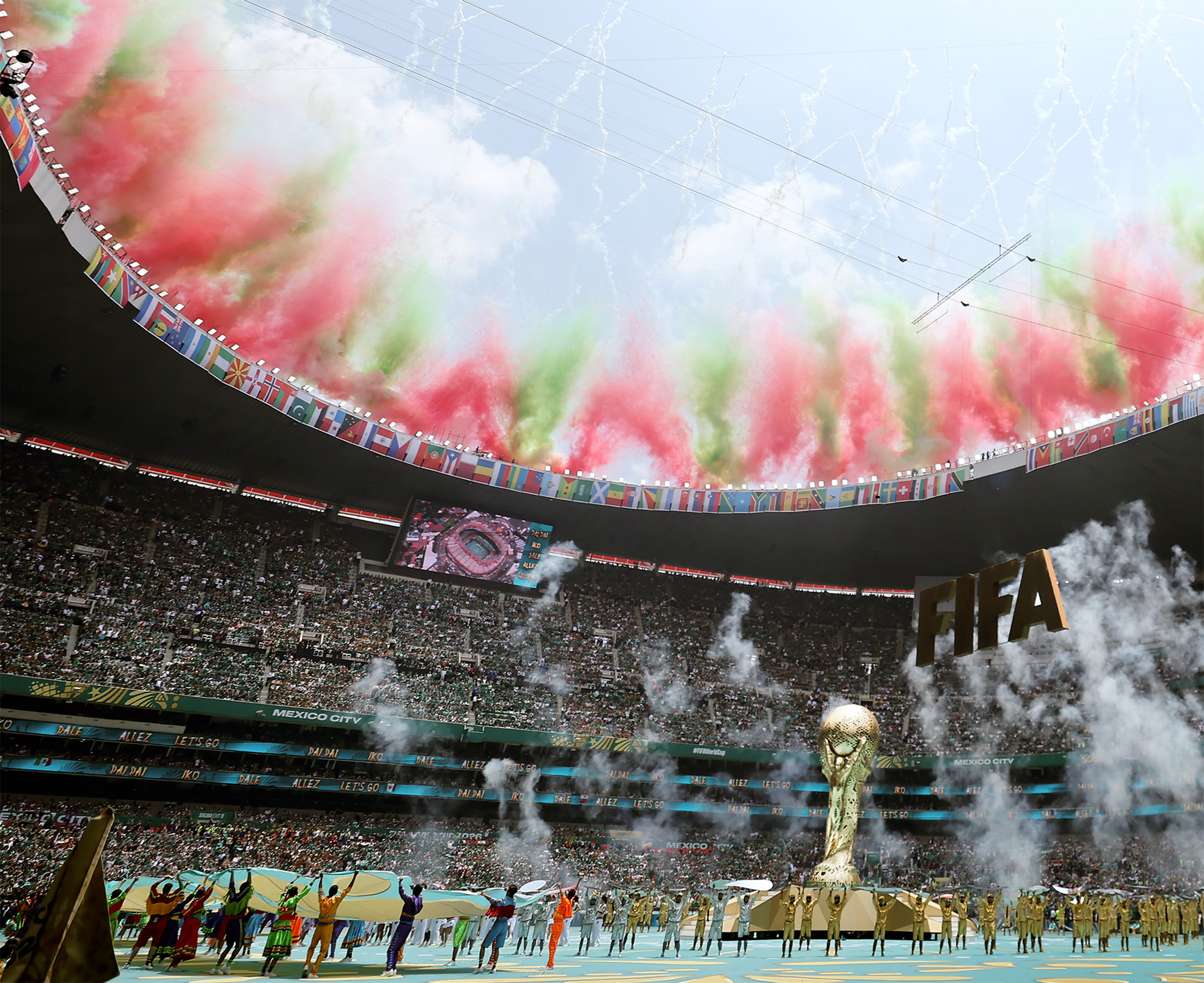 Majstrovstvá sveta vo futbale majú za sebou úvodný deň. Sú naozaj také kontroverzné?
