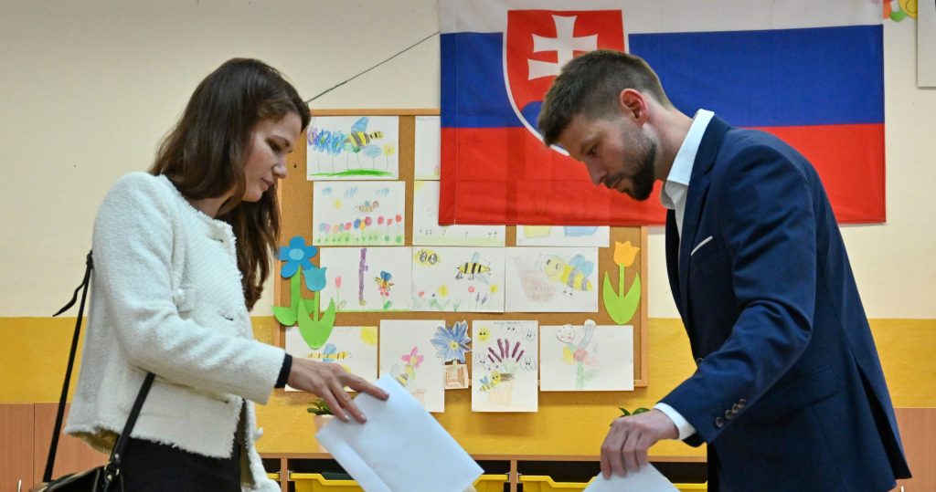 Predseda hnutia Progresívne Slovensko Michal Šimečka odovzdal hlas s partnerkou Soňou Ferienčíkovou na Základnej škole Kulíškova v predčasných parlamentných voľbách na Slovensku, 30. septembra 2023, Bratislava. Foto: Šálka ​​Václav/ČTK/Profimedia.sk