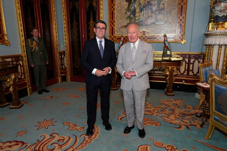 Kráľ Karol víta Andyho Burnhama v Buckinghamskom paláci.