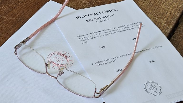 Hlasovací lístok vo volebnej miestnosti.