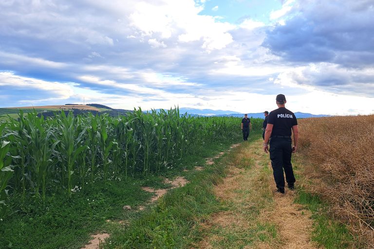 Policajti počas pátracej akcie.
