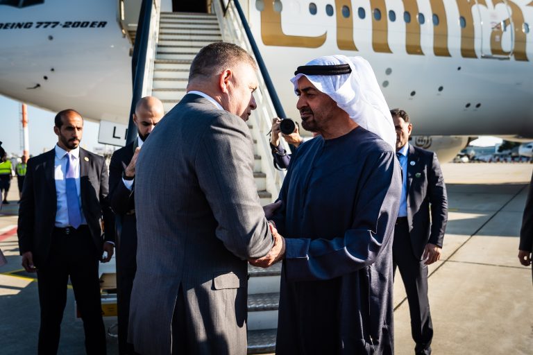 Robert Fico a Muhammad bin Zájid Ál Nahján na letisku v Bratislave.