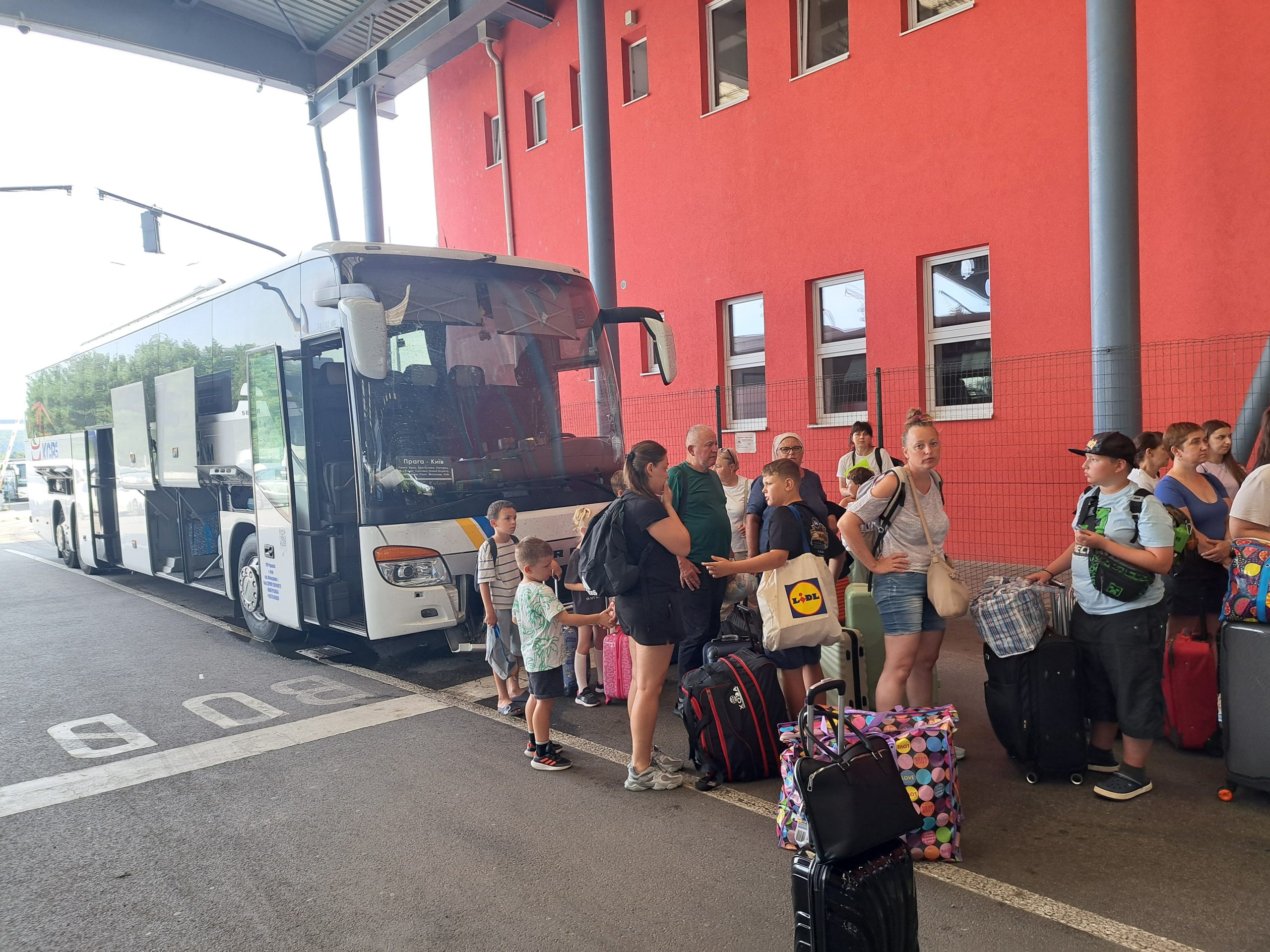 Odbavenie jedného autobusu podľa skúseností cestujúcich trvá viac ako hodinu. Zdroj: EB