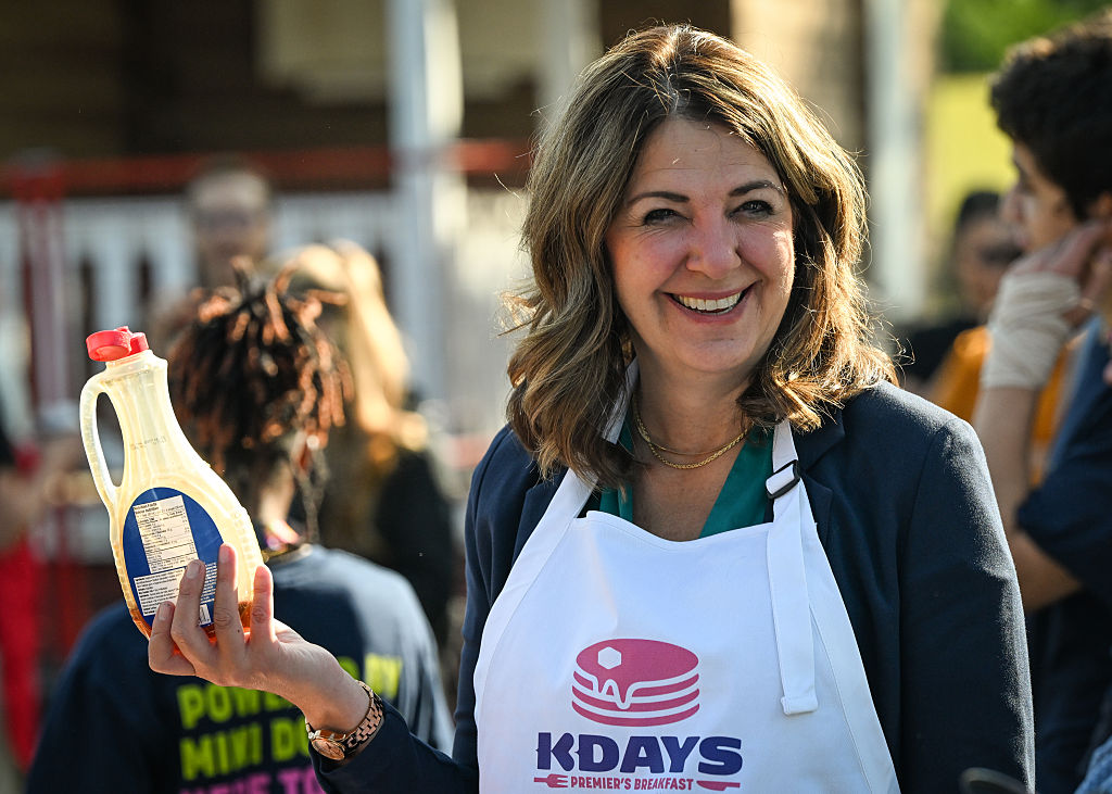 Danielle Smith podáva palacinky na raňajkách v Edmontone.