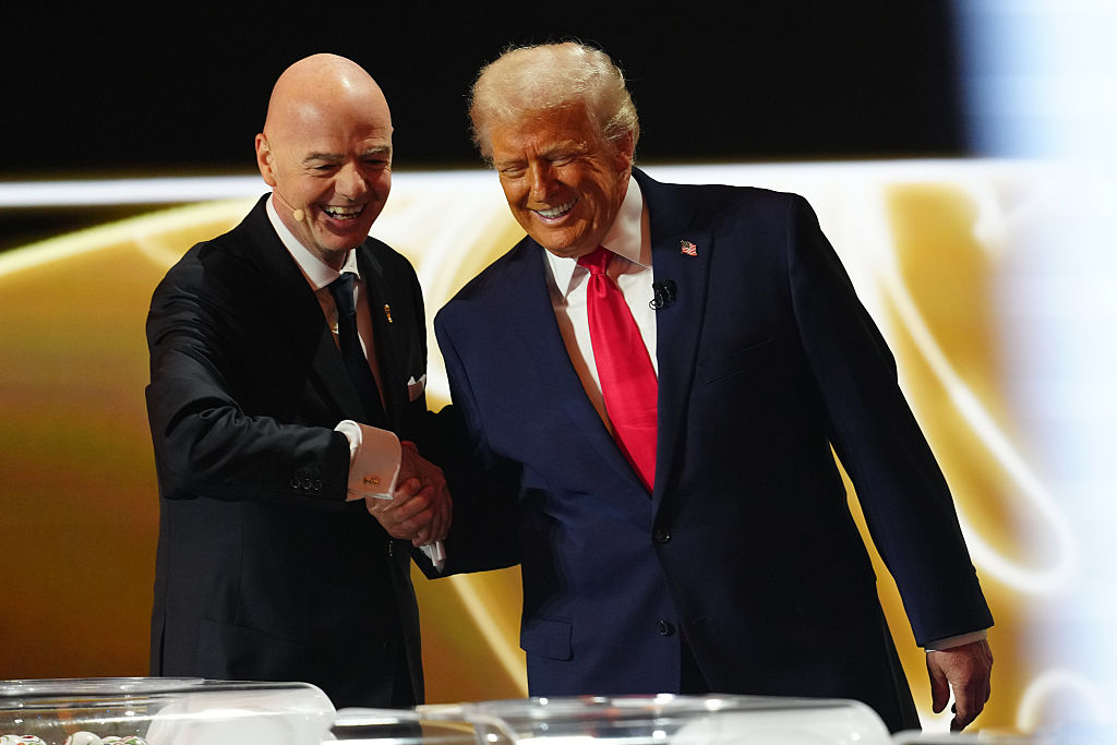 Gianni Infantino víta Donalda Trumpa na žrebovaní MS 2026.