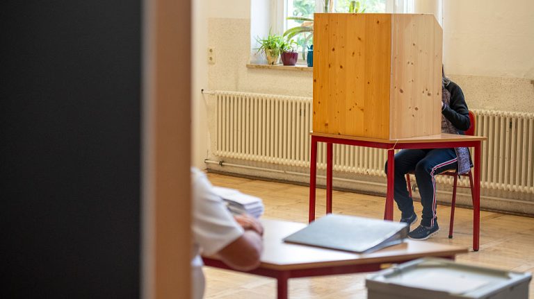 Voliteľ odovzdáva hlas v Aue-Bad Schlema.