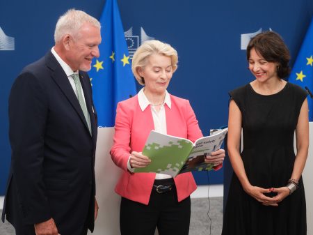 Jörg Michael Fegert and Maria Melchior present a report to Ursula von der Leyen.