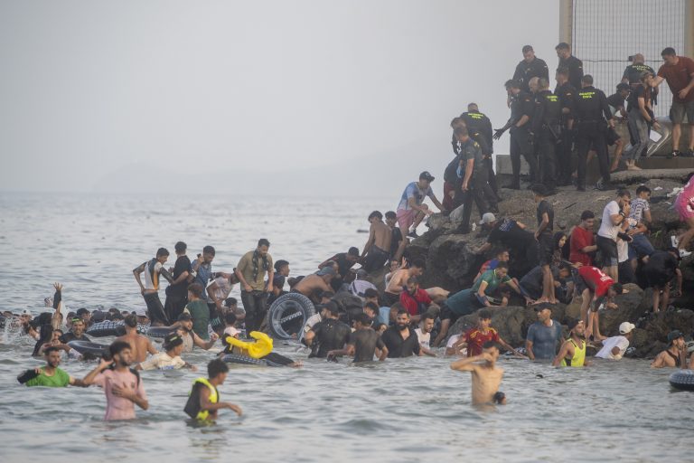 Scény v Ceute poukazujú na migračnú krízu.
