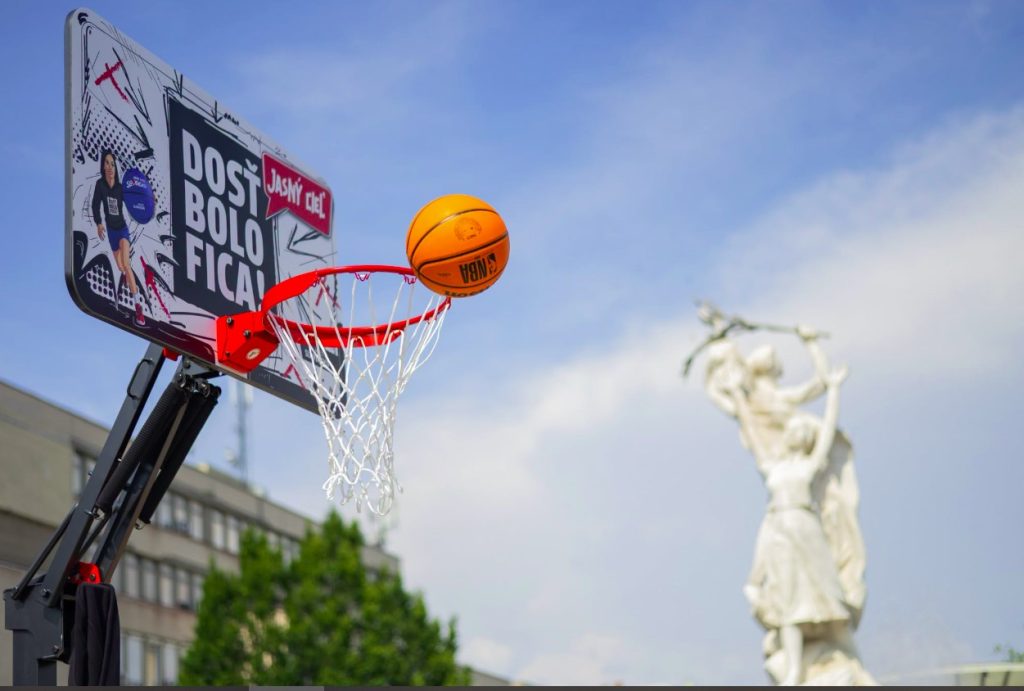 Igor Matovič na mítingoch daruje mikinu každému, kto hodí loptu do basketbalového koša. Foto: Hnutie Slovensko/Facebook
