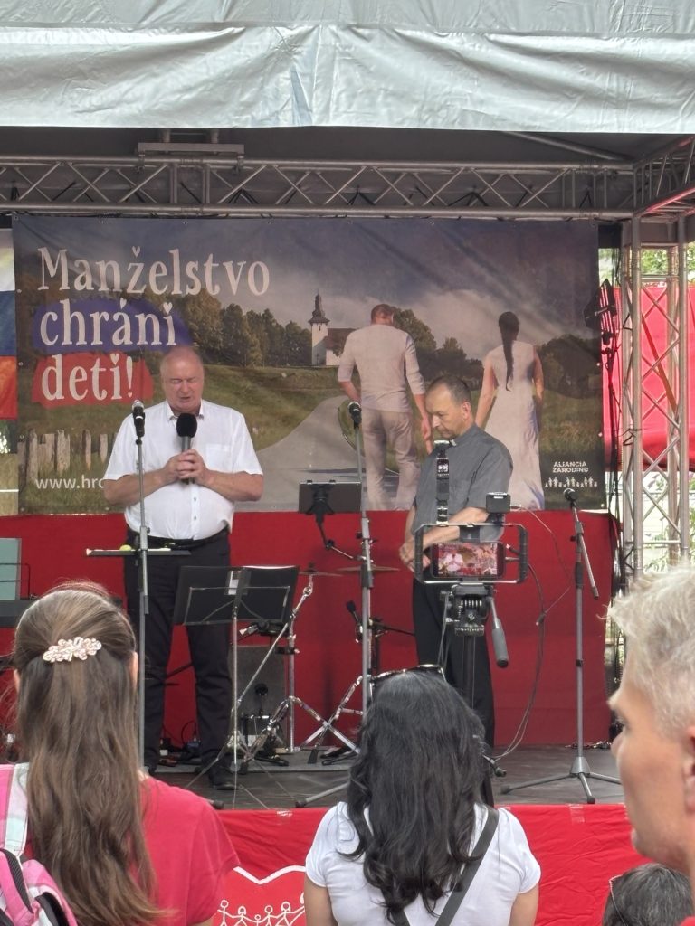 Ekumenická modlitba za rodiny, zľava evanjelický biskup Ján Hroboň a katolícky biskup Jozef Haľko. Foto: Samuel Burda/Štandard