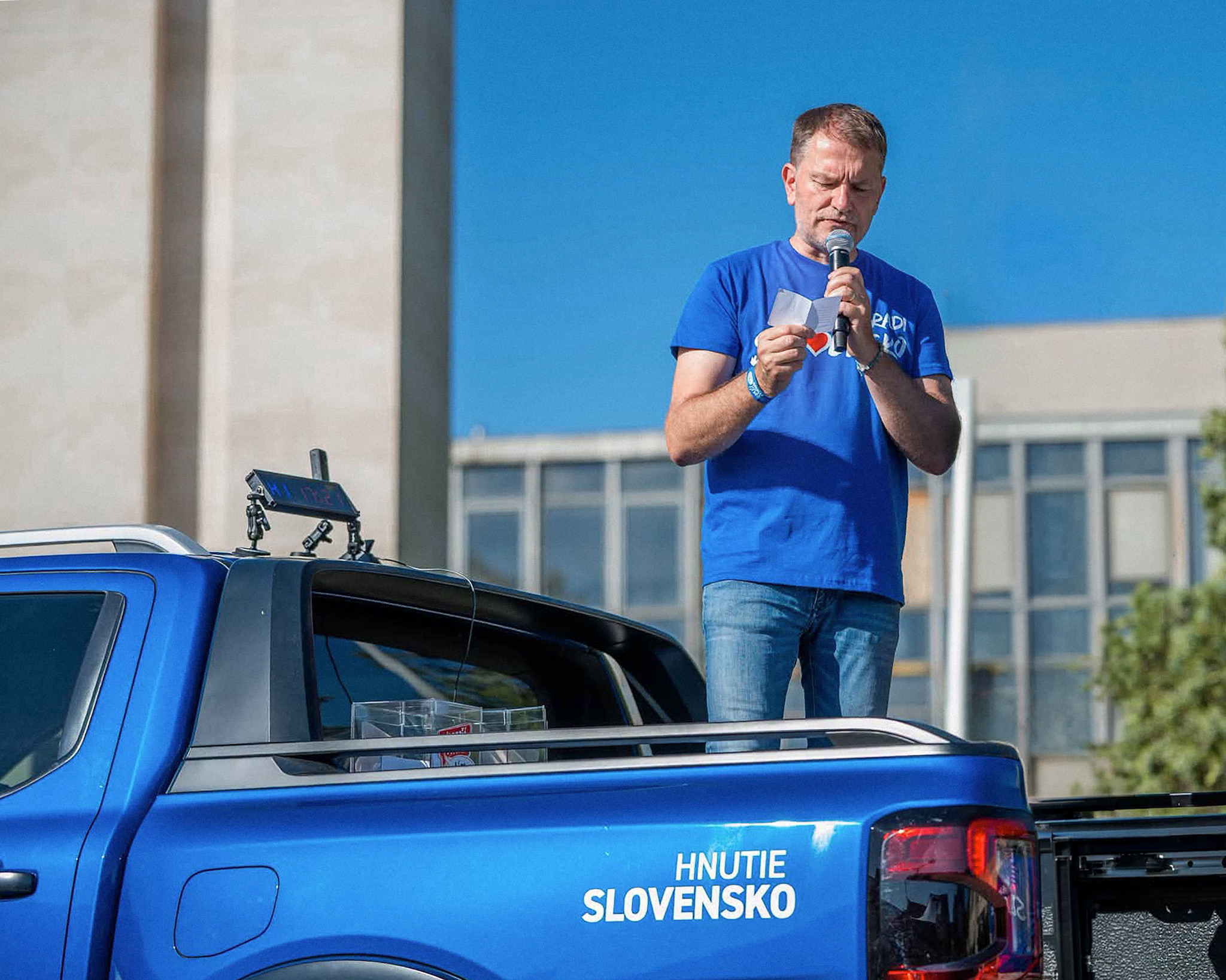 Stranícke leto: ministri Hlasu sa zriekajú časti príjmu, Matovič zabáva
