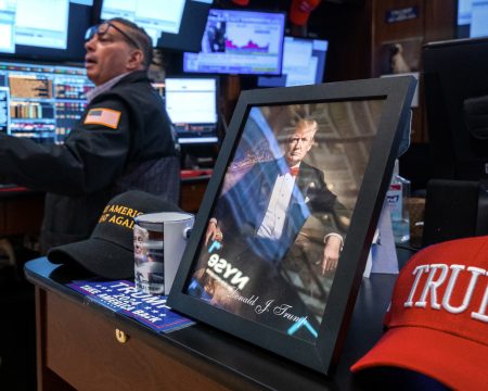 Obrázok Donalda Trumpa na burze NYSE.