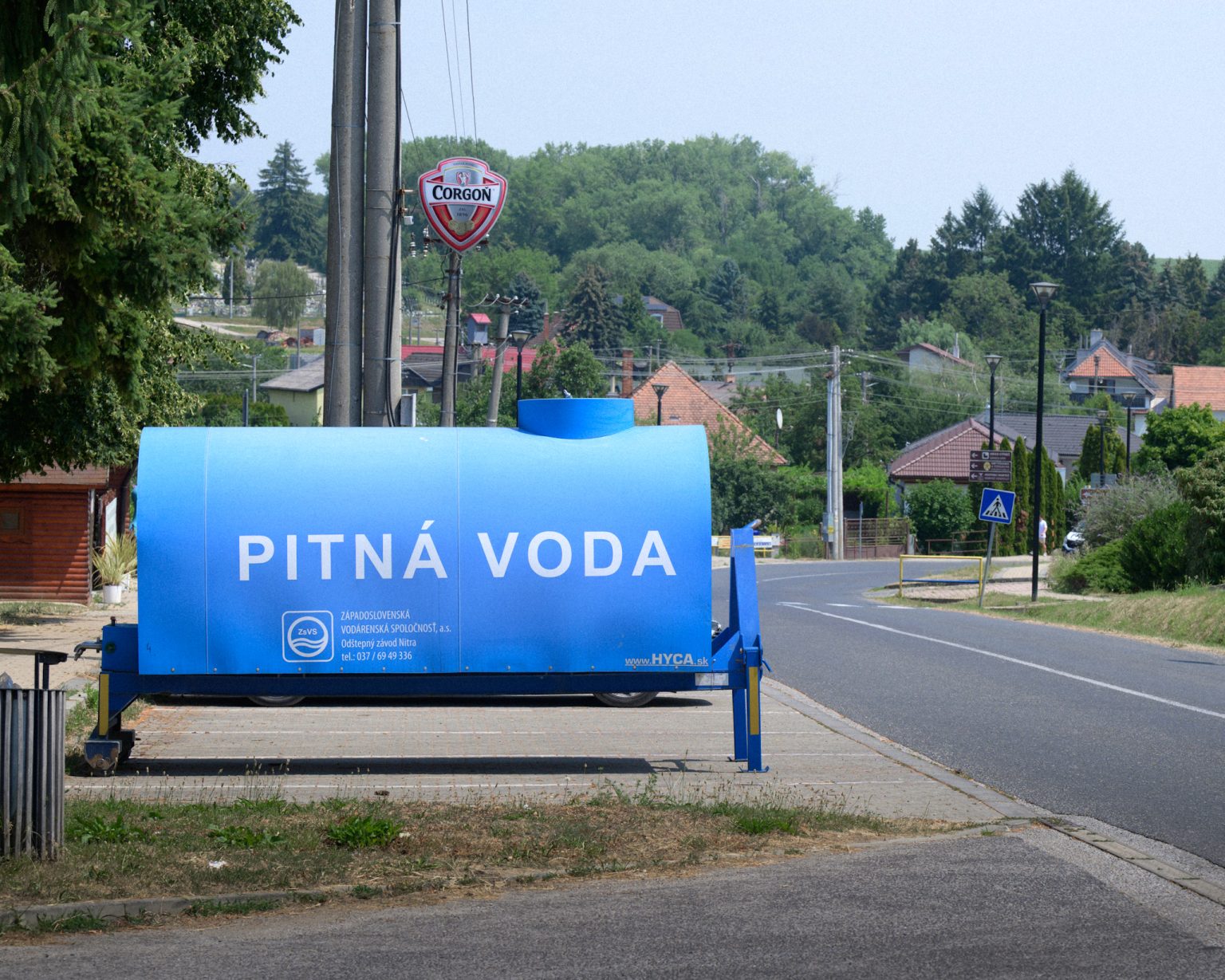 Cisterny s pitnou vodou v obci Jelenec.