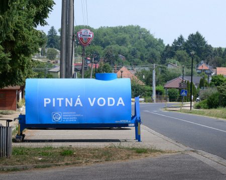 Cisterny s pitnou vodou v obci Jelenec.