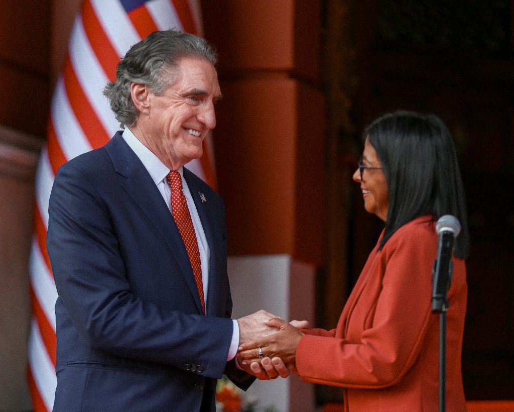 Zľava minister vnútra USA Doug Burgum a dočasná prezidentka Venezuely Delcy Rodríguezová. Photo: Julio Urribarri/Anadolu via Getty Images