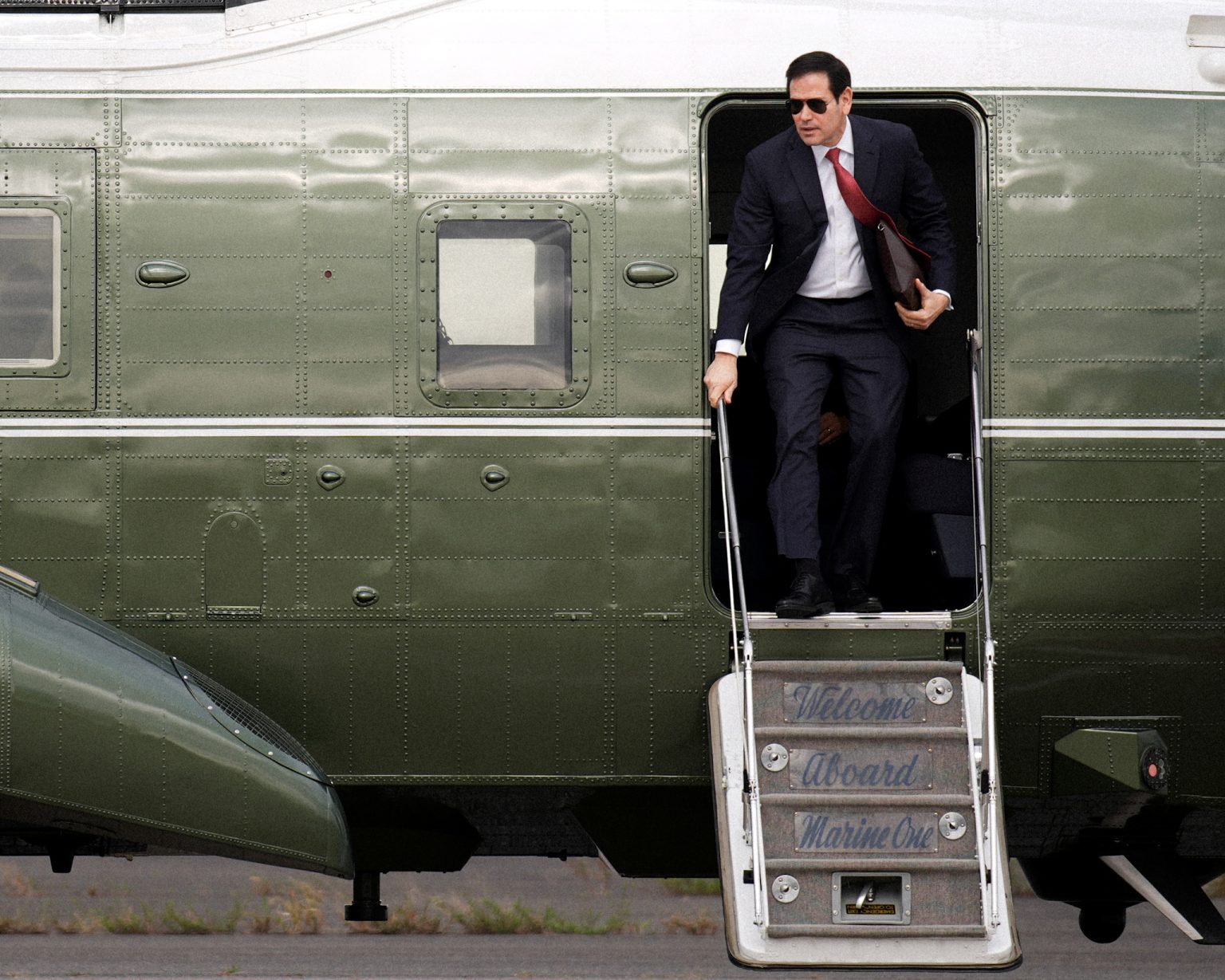 Marco Rubio vystupuje z Marine One.