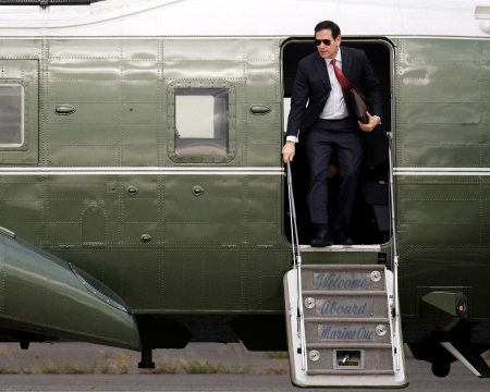 Marco Rubio vystupuje z Marine One.