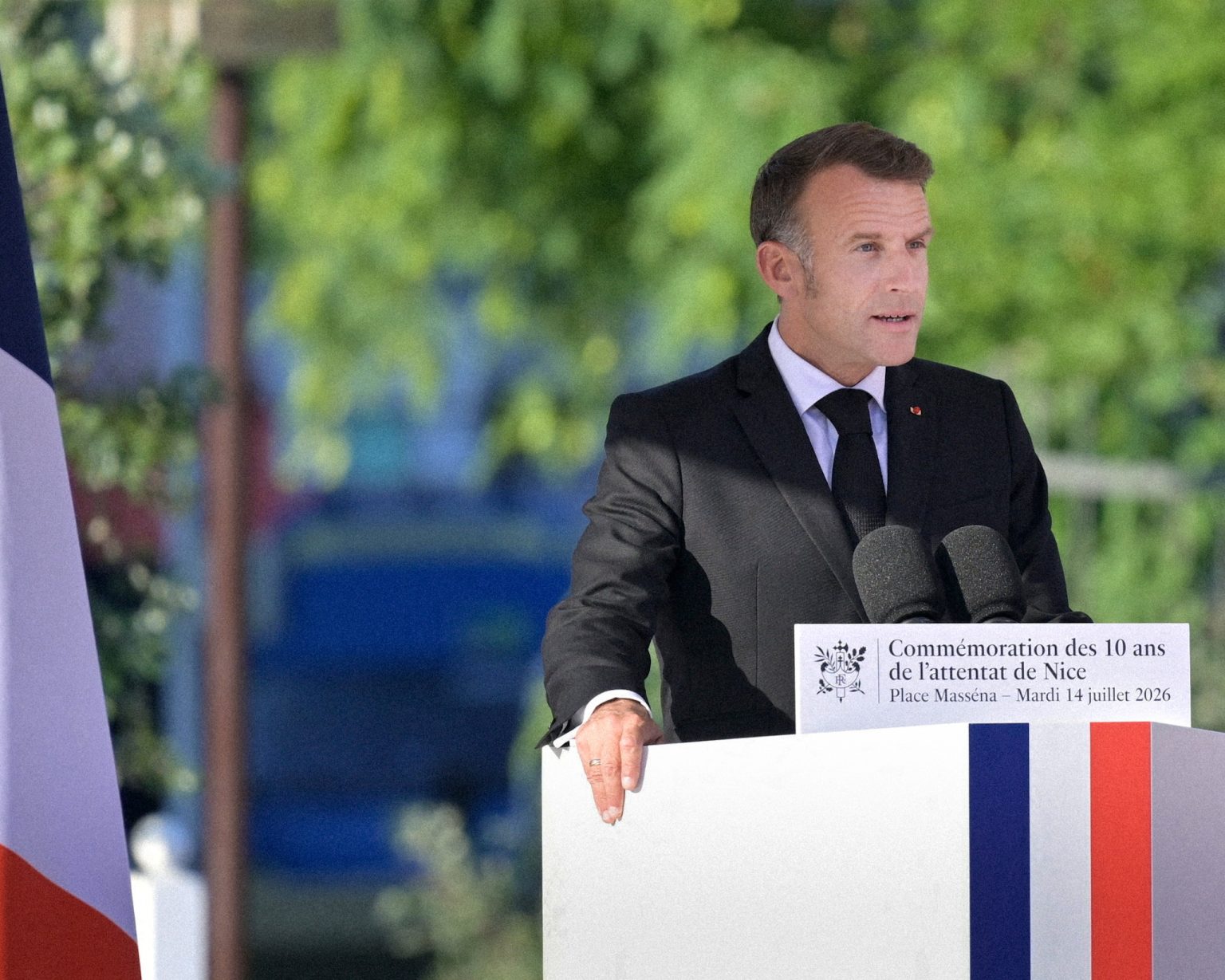 Emmanuel Macron si pripomína obete útoku v Nice.