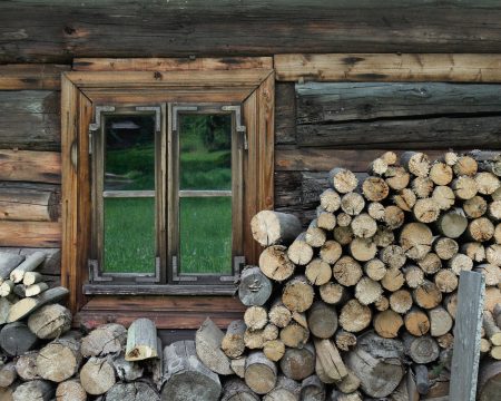 Trh s chatami sa vracia do normálu. Kupujúci viac vyjednávajú a nechcú rekonštruovať