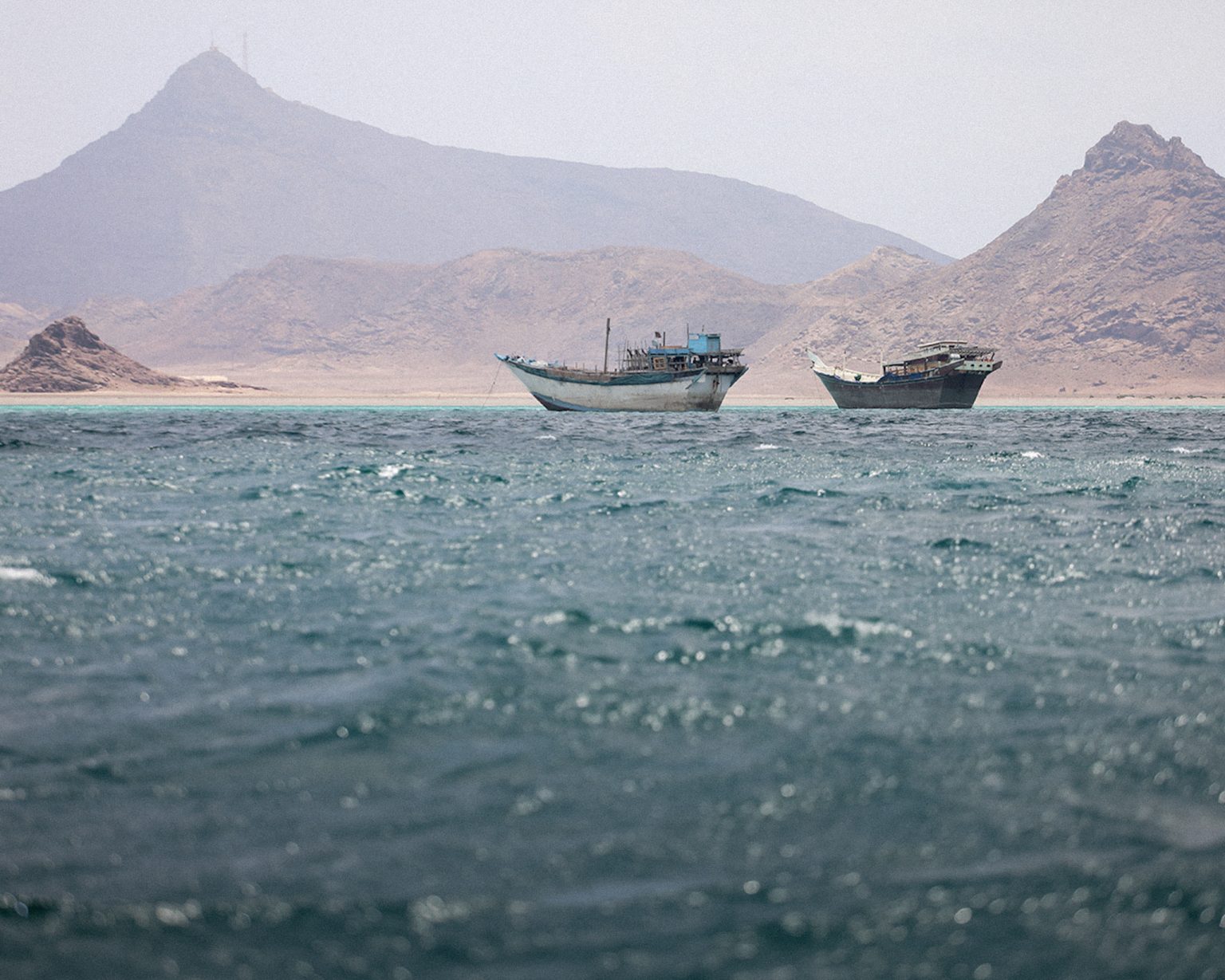 Lode pri prielive Bab el-Mandeb v Jemene.