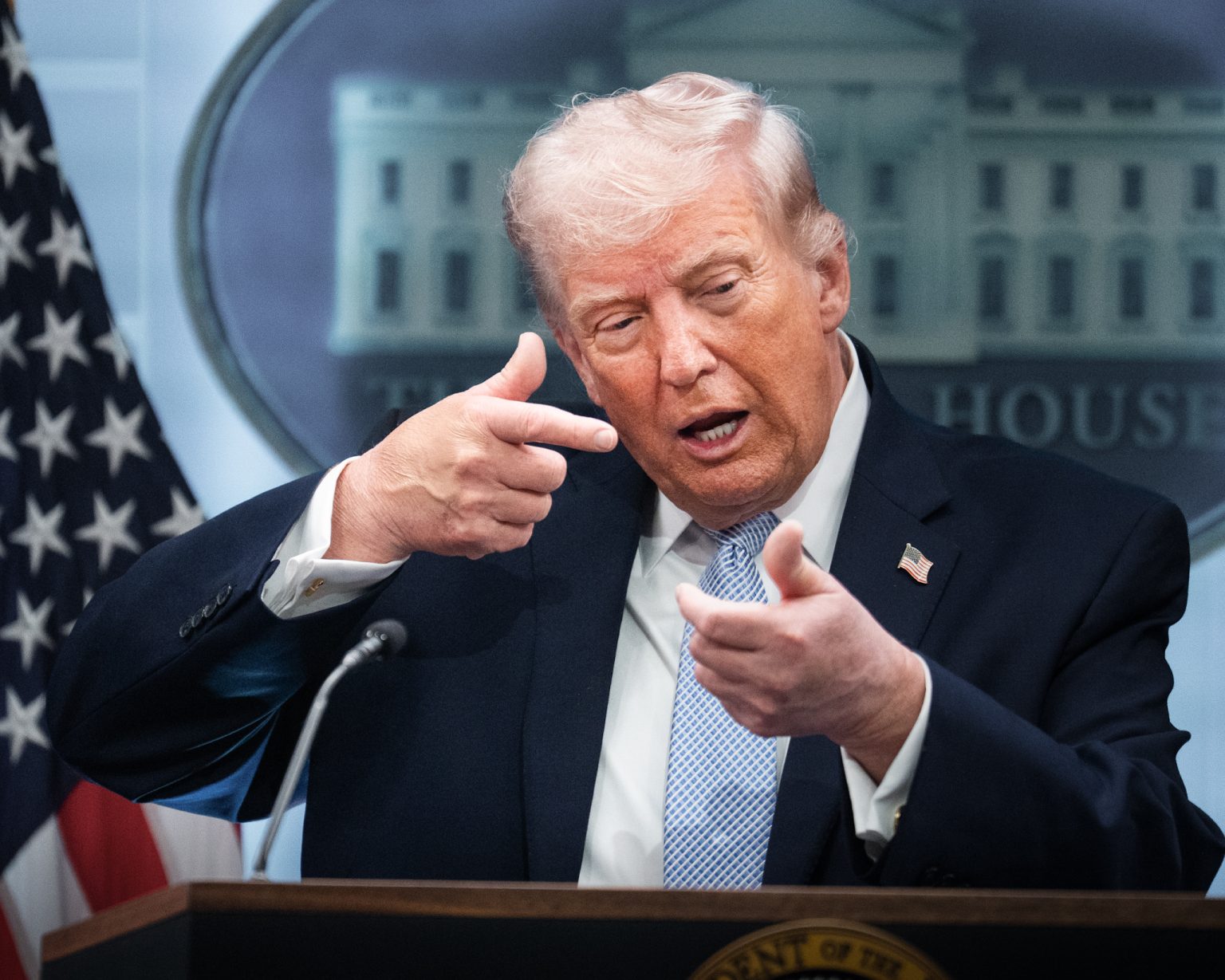 Donald Trump napodobňuje streľbu počas tlačovej konferencie.