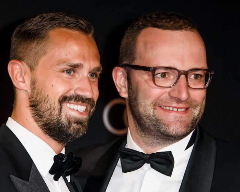 Jens Spahn a Daniel Funke oznámili narodenie syna.