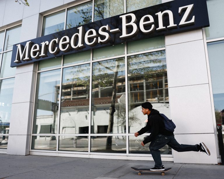 Predajňa Mercedes-Benz v Kalifornii.