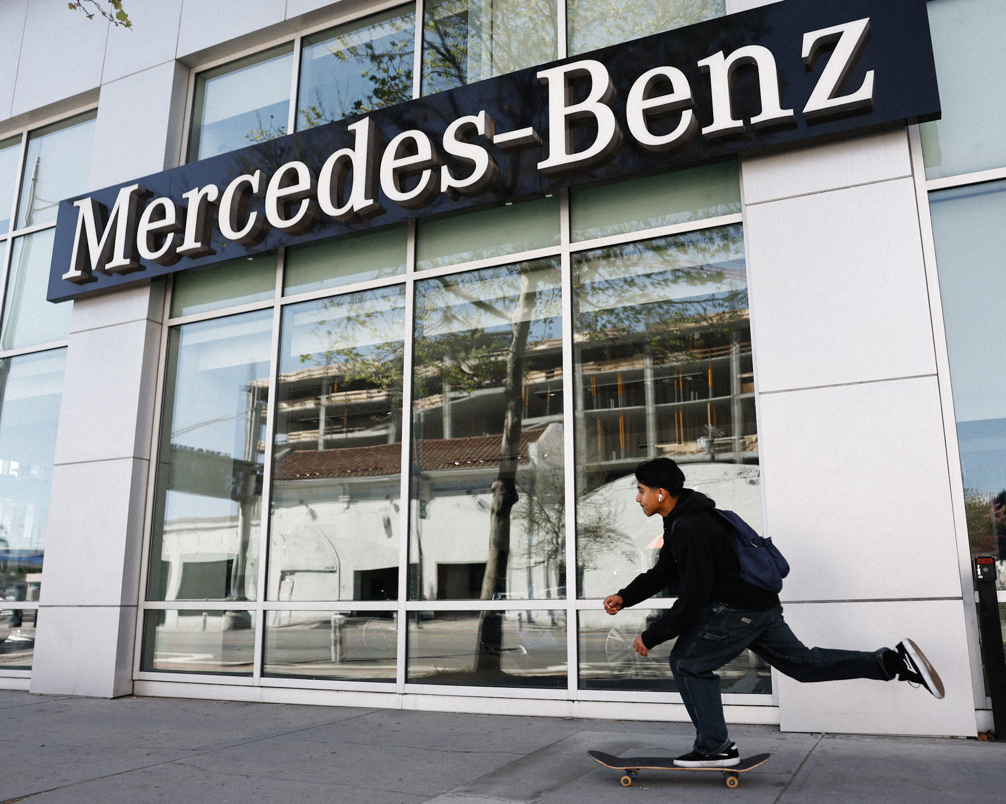 Chinese Shareholders Put Mercedes at Risk of US Ban