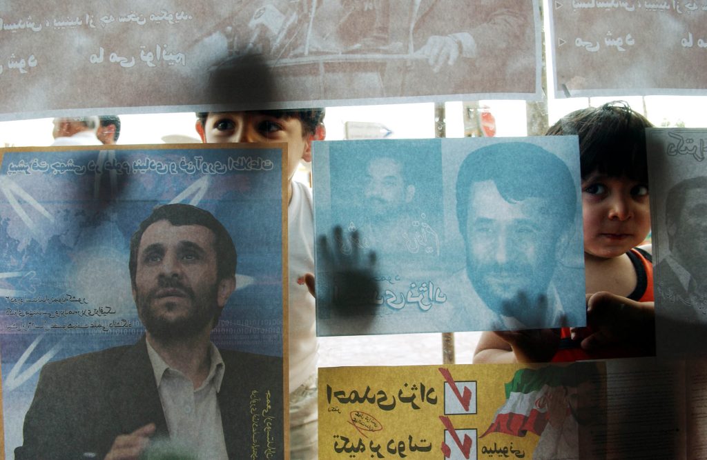 Deti sa pozerajú cez okno sídla kampane Mahmúda Ahmadínedžáda v Teheráne 19. júna 2005. Foto: Lynsey Addario/New York Times
