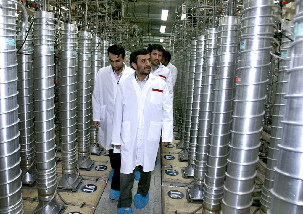 Mahmúd Ahmadínedžád v jadrovom komplexe Natanz v roku 2008. Foto: Office of the Iranian President via New York Times