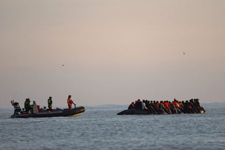Migranti na člne.