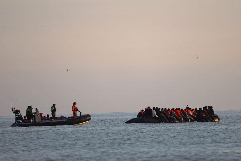Migranti na člne.