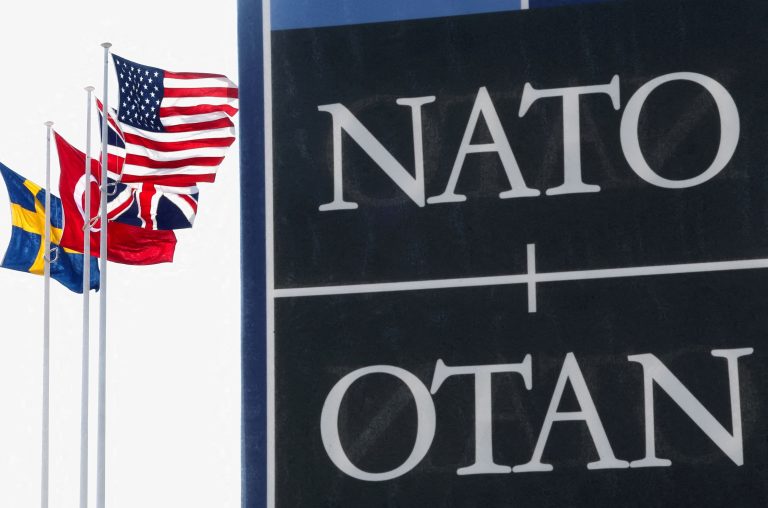 Národné vlajky členov NATO.