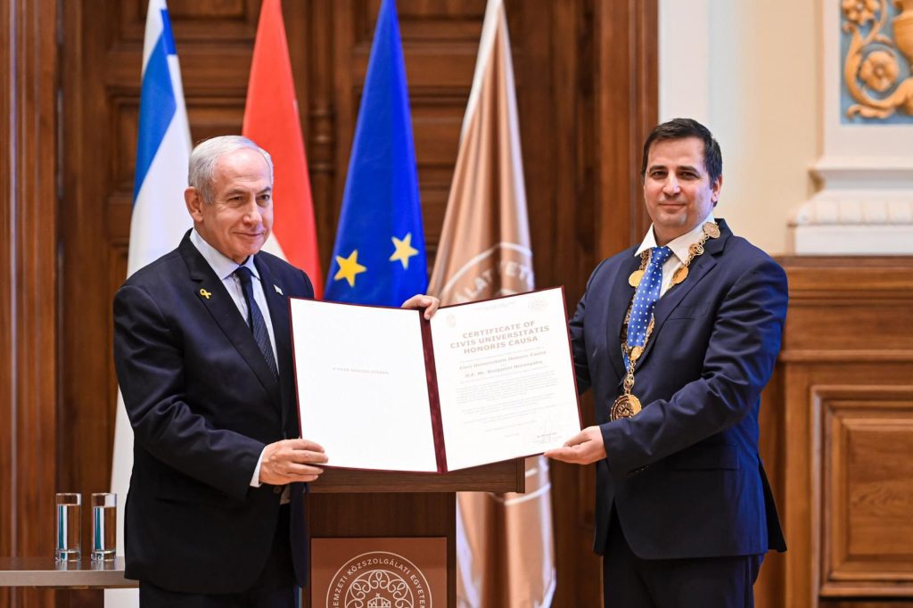 Zľava Benjamin Netanjahu a Gergely Deli počas odovzdávania ocenenia za verejnú službu Univerzity verejnej správy Ludovika v Budapešti 4. apríla 2025. Foto: Ludovika @uni_nke/X