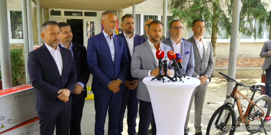 Ministri Hlasu na tlačovke o darovaní klimatizácií a bicyklov detskému centru v Kolárove. Foto: Hlas/Facebook