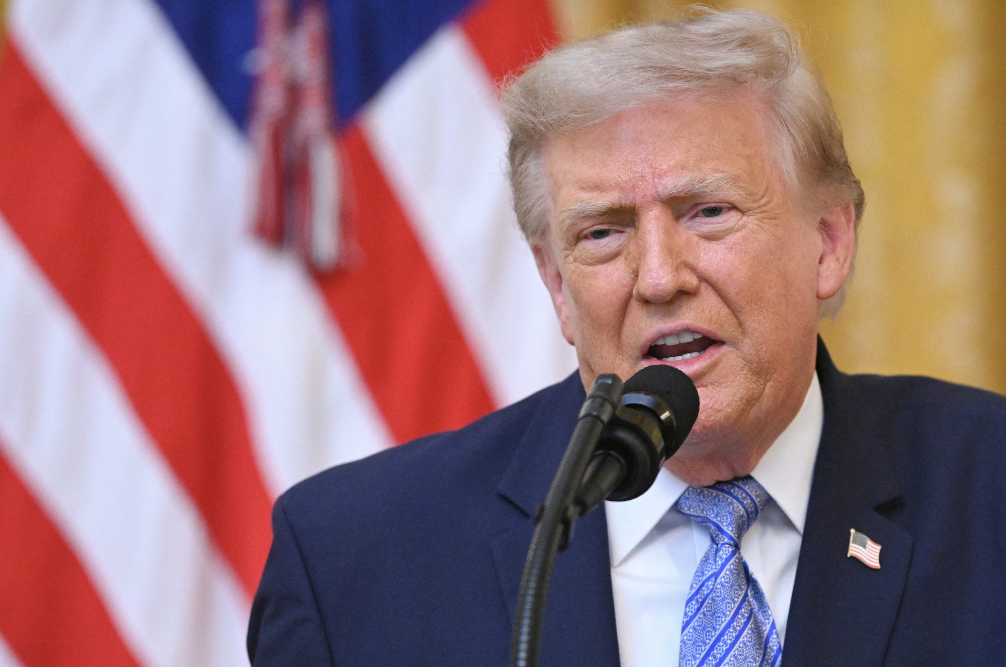 Trump oživuje tému zmanipulovaných volieb. Pred kľúčovým novembrom útočí na Peking