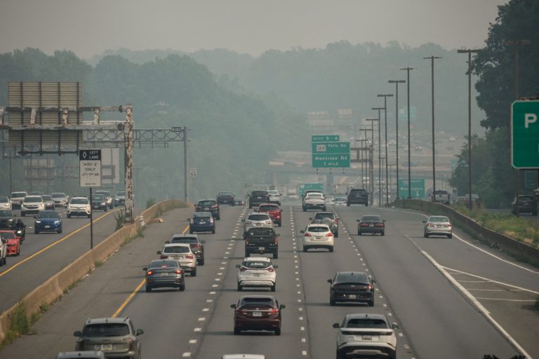Dym z kanadských požiarov nad diaľnicou Interstate 270.