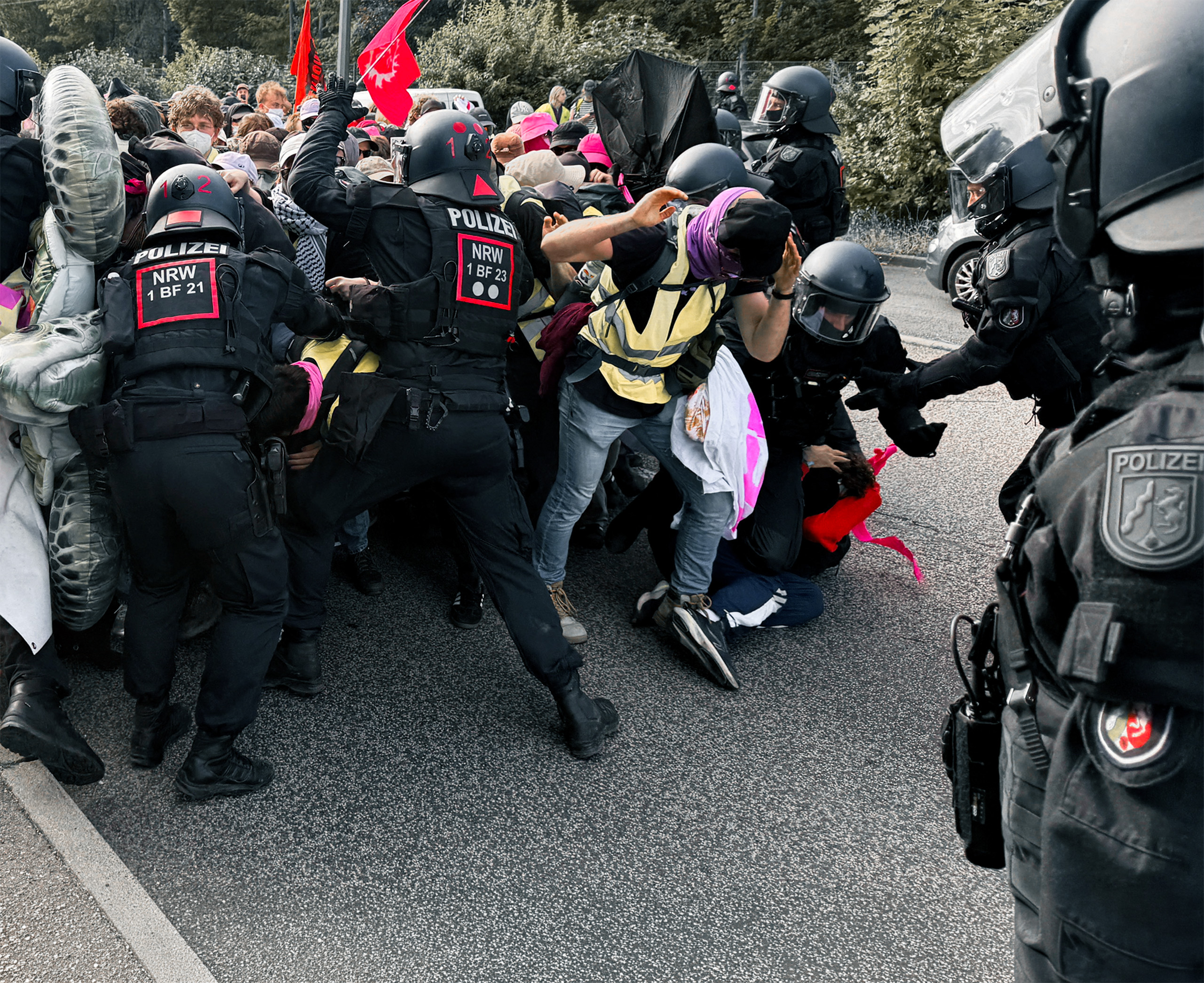 Antifa Attacks Reporters After Failed AfD Blockade