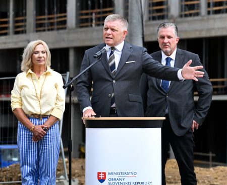 Premiér Robert Fico na staveniskách nemocníc.