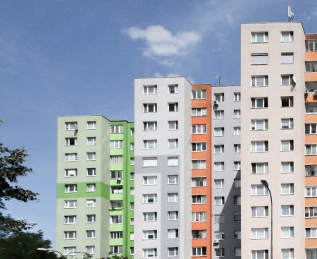 Najdrahšie byty začínajú narážať na strop. Rodiny ustupujú do staršieho bývania a za mestá