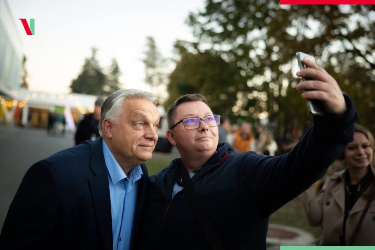 István Szakács s Viktorom Orbánom.