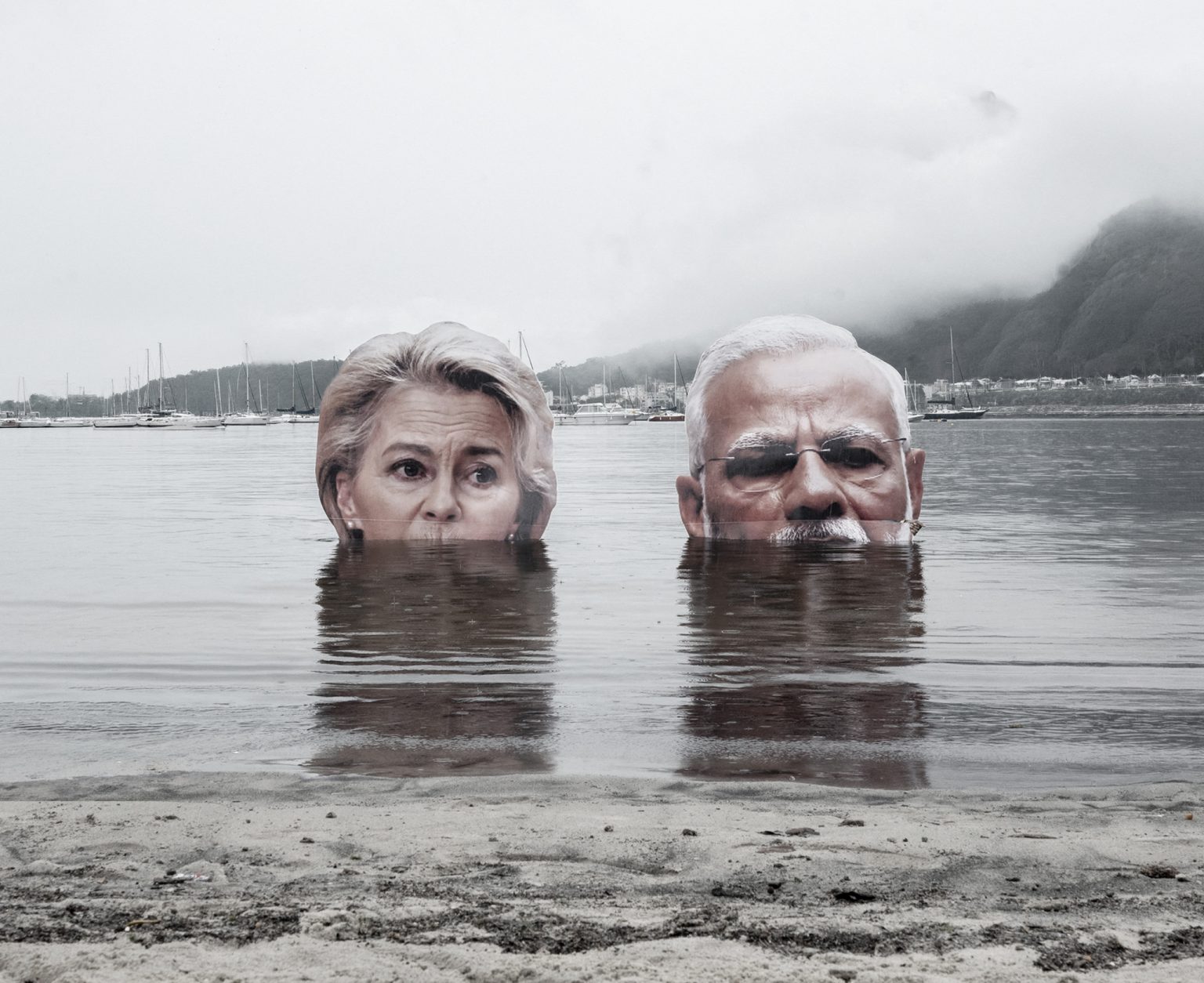 Obrovské portréty Ursuly von der Leyen a Narendru Modiho počas protestu za dôraznejšie riešenie klimatickej a biodiverzitnej krízy pred summitom G20 v Rio de Janeiro (16. november 2024). Foto: Pablo Porciuncula/AFP/Profimedia