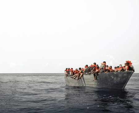 Migranti na člne v Stredozemnom mori čakajú na záchranu.