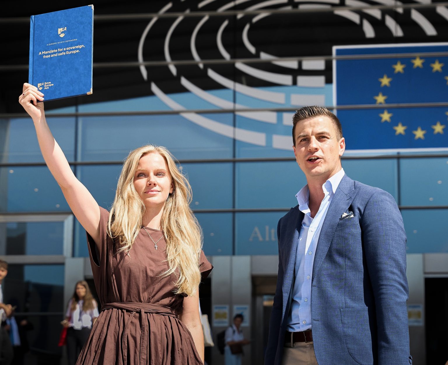 Eva Vlaardingerbroek a Dries Van Langenhove na zhromaždení Save Europe Act.