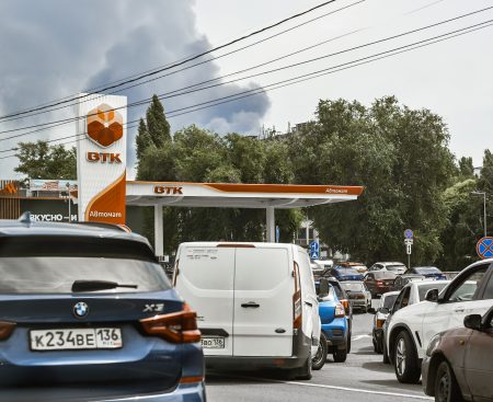 Vozidlá čakajú na natankovanie na čerpacej stanici.