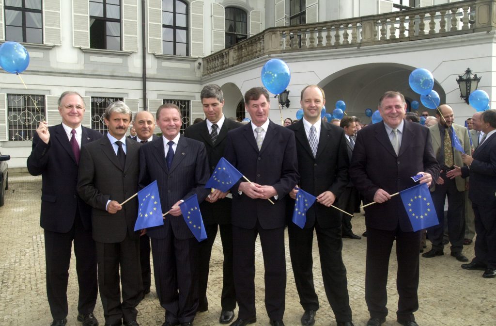 Zľava Dušan Čaplovič (Smer) Mikuláš Dzurinda (SDKÚ) Ladislav Jača (KSS), prezident Rudolf Schuster, Béla Bugár (SMK), Pavol Hrušovský (KDH), Pavol Rusko (ANO), Vladimír Mečiar (HZDS). Foto: Vladimír Benko/TASR