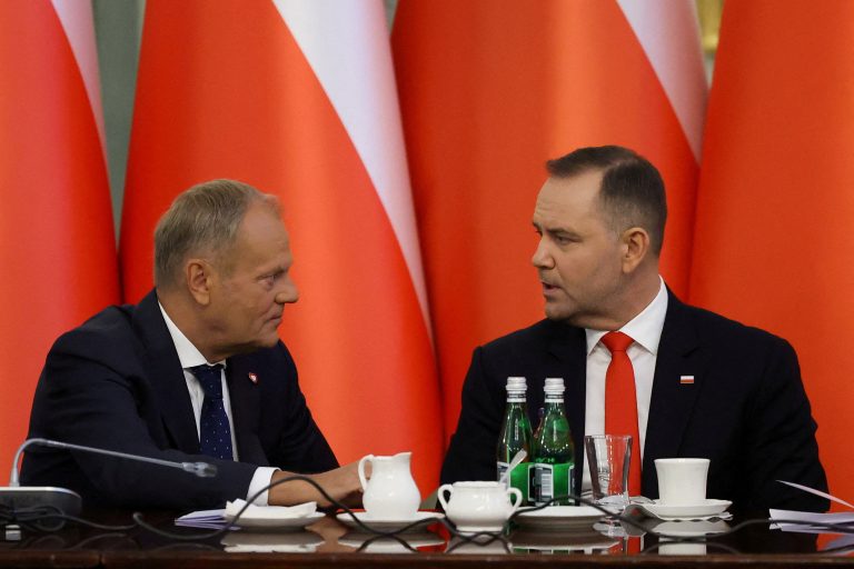 Poľský premiér Donald Tusk hovorí s prezidentom Karolom Nawrockim.