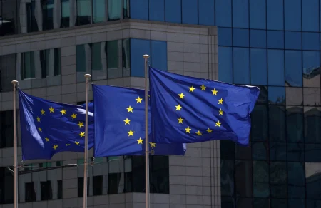 Vlajky Európskej únie pred inštitúciami EÚ v Bruseli.